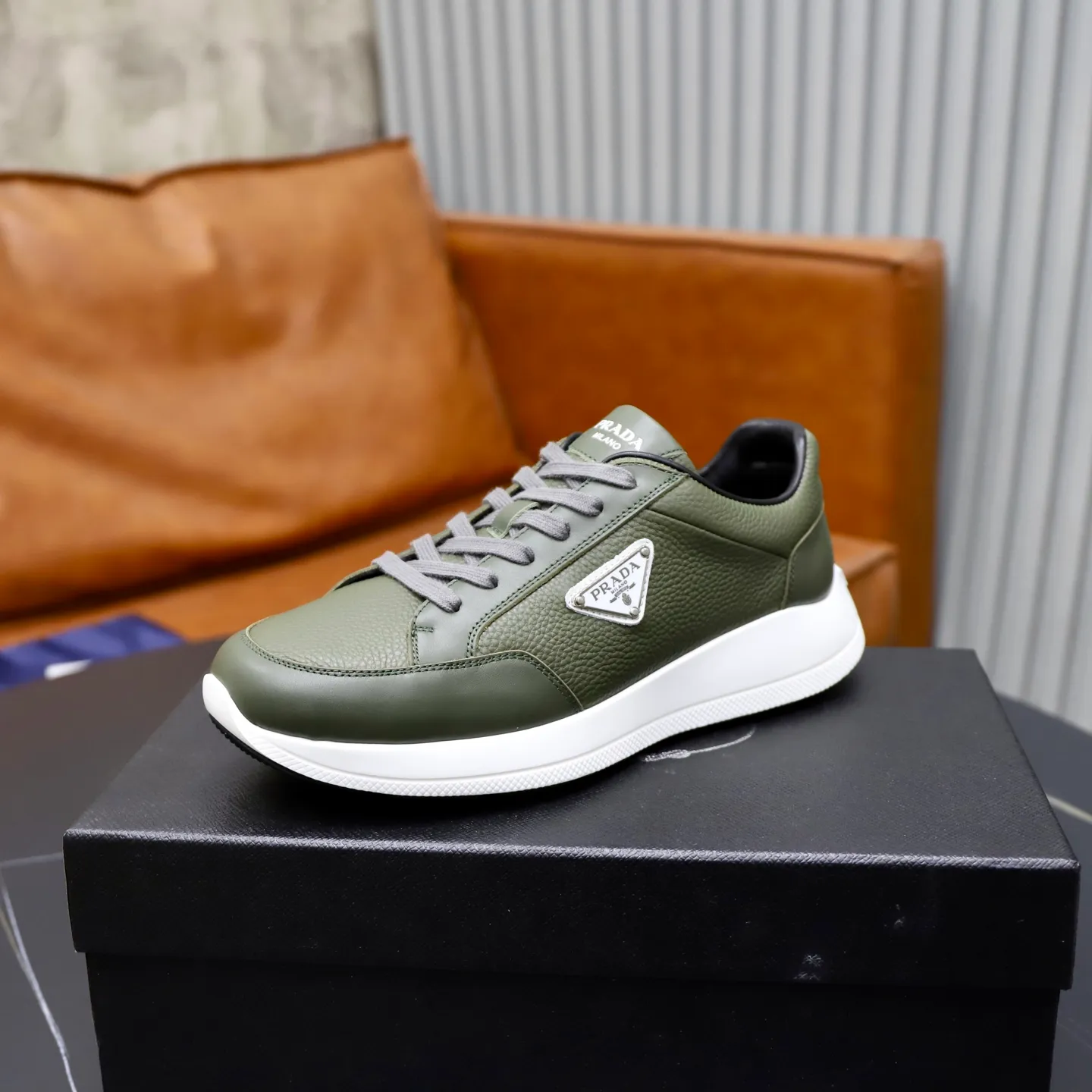 Factory price: 740💰Top original order Brand: PRADA (Prada) Standard code: Men's size 38/44 (45 can be customized) Grade: Same as the official website Material: Original cowhide stitching imported cowhide lining Original combination two-color wear-resistant soft outsole Style category: Leisure and sports version Young fashion European and American trend British style Color: Real picture color
